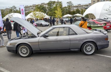 Gösterişli gri Mazda Eunos Cosmo Coupe lüks Grand Tourer, dünyanın ilk üç pervaneli Wankel motorlu yapım arabası olduğu için çığır açıcı