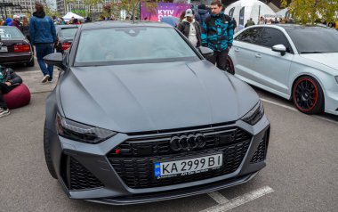 Gösterişli, modern Audi RS 7 Sportback, çarpıcı bir mat gri kaplamayla yüksek performanslı lüks bir yönetici araba, coupe benzeri bir stil ve sedan pratik.