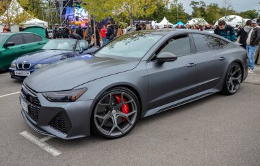 Gösterişli, modern Audi RS 7 Sportback, çarpıcı bir mat gri kaplamayla yüksek performanslı lüks bir yönetici araba, coupe benzeri bir stil ve sedan pratik.