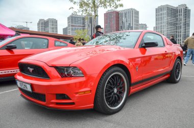 Canlı kırmızı beşinci nesil Ford Mustang S197 coupe retro-modern stili, güçlü performansı ve yaygın özelleştirilebilirliği ile bilinir.
