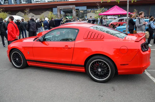 Canlı kırmızı beşinci nesil Ford Mustang S197 coupe retro-modern stili, güçlü performansı ve yaygın özelleştirilebilirliği ile bilinir.