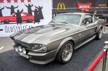 Çarpıcı Ford Mustang Shelby GT500 Fastback, siyah yarış çizgileri ile simgesel metalik gri ile bitirdi, agresif, efsanevi görünüm veriyor