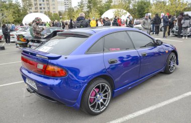 Özel metalik Mazda 323F (ayrıca Lantis veya Astina olarak da bilinir) beş kapılı fastback hatchback stili, aerodinamik tasarımı ve çekici kullanımıyla bilinir.