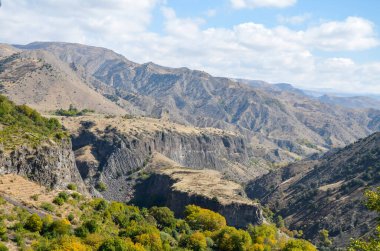 Derin vadileri ve kayalık uçurumları olan engebeli dağ sıralarının nefes kesici sonbahar manzarası. Garni, Kafkasya Dağları, Ermenistan