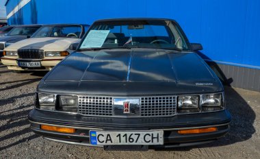 1985 'te Oldsmobile Cutlass Calais, döneminin en popüler araba sürücüsü olan Roket amblemi ve dikdörtgen farlı ızgarayı tanıttı.