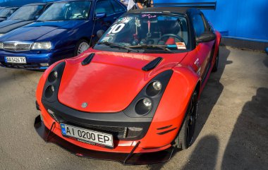Ağır modifiye edilmiş kırmızı 2003 Smart Roadster kompakt, hafif, iki koltuklu spor araba. Çevik ve üstü açık sürüş deneyimiyle tanınıyor.