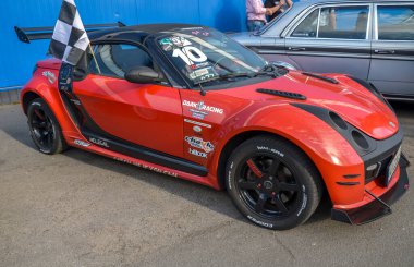 Ağır modifiye edilmiş kırmızı 2003 Smart Roadster kompakt, hafif, iki koltuklu spor araba. Çevik ve üstü açık sürüş deneyimiyle tanınıyor.