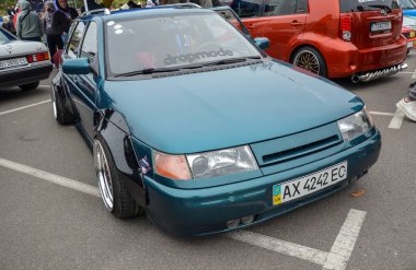 Yüksek özelleştirilmiş deniz mavisi VAZ 21113 sedan, Lada 110 ailesinden mütevazı beygir gücü sunan ve performans yerine uygun fiyatlara ve pratiğe odaklanan bir model.