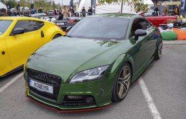 Yeşil ikinci nesil Audi TT (8J), selefinden daha iyi dinamikler sundu. Sportif kullanım ve şık tasarımın karışımı onu popüler yaptı.