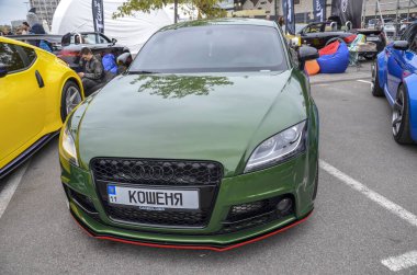 Yeşil ikinci nesil Audi TT (8J), selefinden daha iyi dinamikler sundu. Sportif kullanım ve şık tasarımın karışımı onu popüler yaptı.