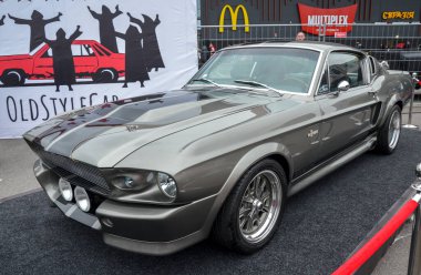 1967 model Ford Mustang Shelby GT500 'den uyarlanan Eleanor özel yapım, 60 Saniyede Yok Oldu filmiyle ünlü oldu.
