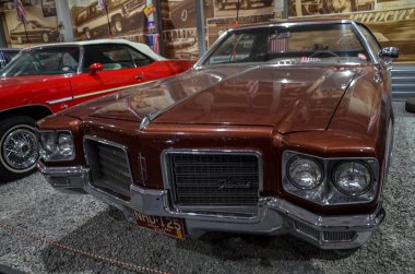 Tam boy Oldsmobile Delta 88 rahat iç mekanları ve pürüzsüz sürüşleriyle tanınır. 1970 'lerin Amerikan otomobillerinin büyük krom kaplı estetiğini somutlaştırıyor.