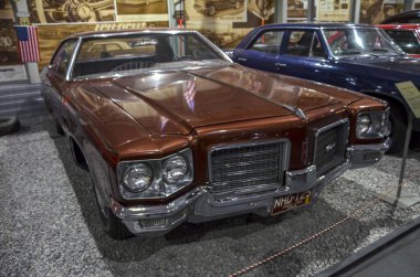 Tam boy Oldsmobile Delta 88 rahat iç mekanları ve pürüzsüz sürüşleriyle tanınır. 1970 'lerin Amerikan otomobillerinin büyük krom kaplı estetiğini somutlaştırıyor.