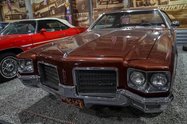 Tam boy Oldsmobile Delta 88 rahat iç mekanları ve pürüzsüz sürüşleriyle tanınır. 1970 'lerin Amerikan otomobillerinin büyük krom kaplı estetiğini somutlaştırıyor.