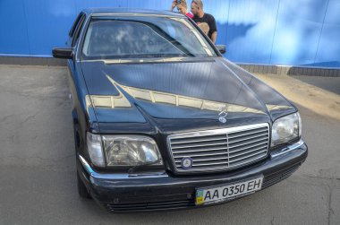 Siyah Mercedes-Benz W140 S-Sınıfı sedan. Mühendislik harikası ve gelişmiş teknolojisiyle tanınan lüks bir araba.