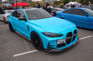 Matte blue BMW M3 yüksek performanslı spor sedan 3.0 litre çift turbo şarjlı 6 silindir motor büyük böbrek ızgarası ile agresif tasarıma sahip.