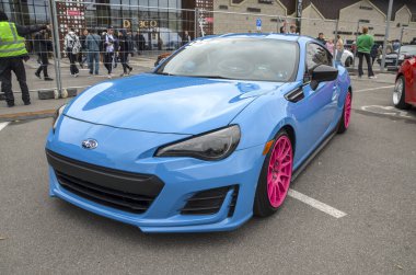 Hafif mavi coupe Subaru BRZ Toyota ile ortaklaşa yürütülen ve 86 sürümünün işlenmemiş enerjiden çok kullanım odaklı versiyonu olarak bilinen bir projedir.