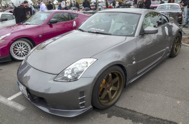 Nissan 350Z (Z33), iki koltuklu spor coupe, Nissan 'ın performansı ve modern modası ile bilinen ikonik Z-car hattının canlandırılmasında yer aldı.