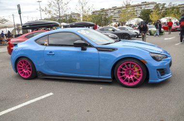 Hafif mavi coupe Subaru BRZ Toyota ile ortaklaşa yürütülen ve 86 sürümünün işlenmemiş enerjiden çok kullanım odaklı versiyonu olarak bilinen bir projedir.