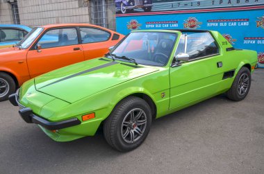 Canlı yeşil klasik Fiat X19 iki koltuklu orta motor üstü spor araba keskin, kama şekilli tasarımı, farları patlaması ve çıkarılabilir Targa top