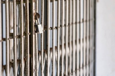 Eski ana anahtar demir kapıya kilitlendi, çelik asma kilit, seçici odağı kapat.