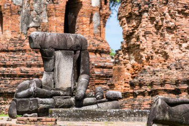 Ayutthaya, Tayland - 17 Eylül 2022: Wat Mahathat, Ayutthaya, Tayland 'da kırılan Buda heykelleri