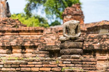 Ayutthaya, Tayland - 17 Eylül 2022: Wat Mahathat, Ayutthaya, Tayland 'da kırılan Buda heykelleri