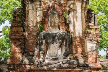 Ayutthaya, Tayland - 17 Eylül 2022: Wat Mahathat, Ayutthaya, Tayland 'da kırılan Buda heykelleri