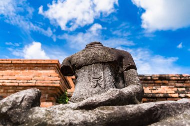 Ayutthaya, Tayland - 17 Eylül 2022: Wat Mahathat, Ayutthaya, Tayland 'da kırılan Buda heykelleri