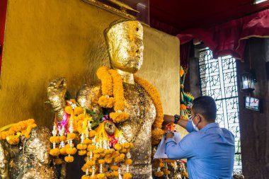 Lop Buri, Tayland - Ekim 01, 2022: San Phra Kan, Wat Phra Prang Sam Yot 'un yanındaki eski bir Brahman türbesi, Tayland, Lop Buri' deki tren istasyonunun karşısında.