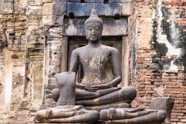 Lopburi, Tayland 'daki Prang Sam Yot tapınağındaki antik Buda harabesi.
