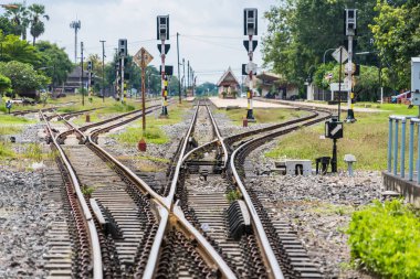 Lop Buri, Tayland - Ekim 01, 2022: tren rayları. Lop Buri, Tayland 'da güneşli bir günde çelik demiryolları.