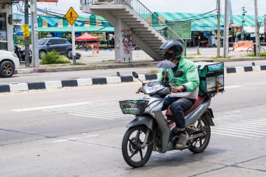 Bangkok, Tayland - 05 Ağustos 2022: Kimliği belirsiz teslimatçı Tayland, Bangkok 'ta bir Motercycle yiyecek teslimatına bindi.