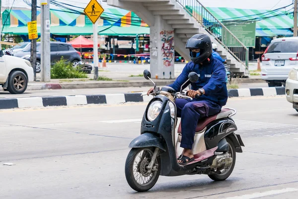 Bangkok Tajlandia Sierpień 2022 Niezidentyfikowany Imiennik Jeżdżący Motocyklem Asfaltowej Drodze — Zdjęcie stockowe