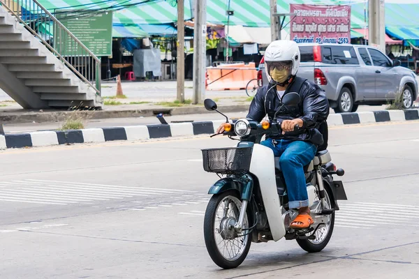 Bangkok Tajlandia Sierpień 2022 Niezidentyfikowany Imiennik Jeżdżący Motocyklem Asfaltowej Drodze — Zdjęcie stockowe