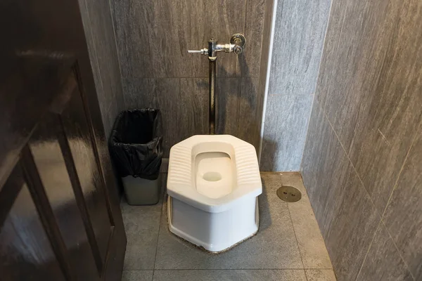 公共浴室的蹲式厕所 — 图库照片