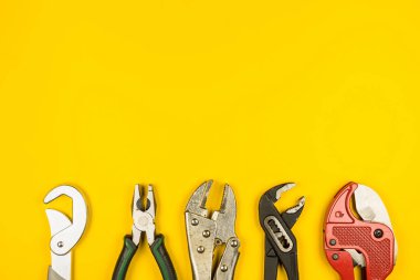 Yejow arkaplanındaki inşaat araçları. Emlak konsepti, yeni ev. Ev onarım konsepti.