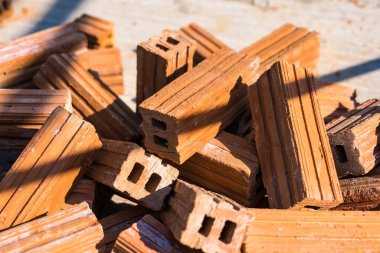 İnşaat için tuğla yığını, bir grup tuğla yapı malzemesi.