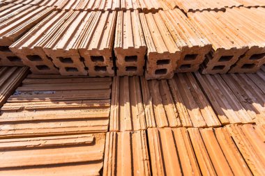 İnşaat için tuğla yığını, bir grup tuğla yapı malzemesi.