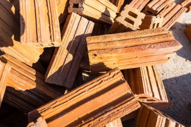 İnşaat için tuğla yığını, bir grup tuğla yapı malzemesi.