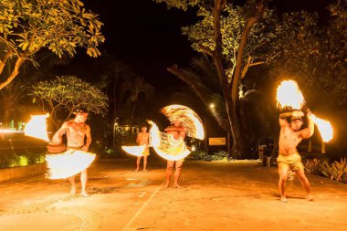 Bangkok, Tayland - 15 Ekim 2022: Kimliği belirsiz oyuncular Tayland 'da Koh Samet' te bir restoranda alacakaranlıkta ateş salınımı yaptılar.