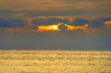 Sahilde muhteşem yaz gün batımı görünümü.