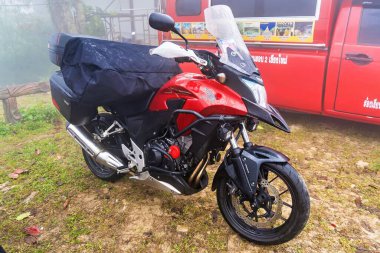 Chiang Mai, Tayland - 18 Aralık 2022: Sisli bir günde, Tayland 'ın başkenti Chiang Mai' de büyük bir turist bisikleti