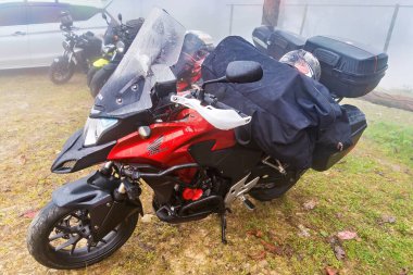 Chiang Mai, Tayland - 18 Aralık 2022: Sisli bir günde, Tayland 'ın başkenti Chiang Mai' de büyük bir turist bisikleti