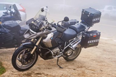 Chiang Mai, Tayland - 18 Aralık 2022: Sisli bir günde, Tayland 'ın başkenti Chiang Mai' de büyük bir turist bisikleti