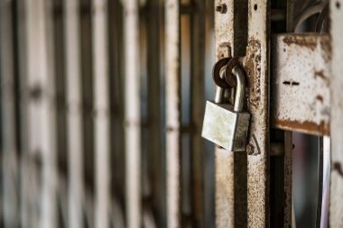 Eski ana anahtar demir kapıya kilitlendi, çelik asma kilit, seçici odağı kapat.