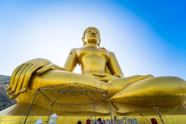 Lopburi, Tayland - 10 Şubat 2023: Khao Wong Phra Chan Tapınağında altın renkli Büyük Buda heykeli.