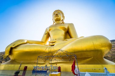 Lopburi, Tayland - 10 Şubat 2023: Khao Wong Phra Chan Tapınağında altın renkli Büyük Buda heykeli.