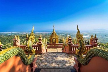 Lampang, Tayland - 19 Aralık 2022: Dağdaki tapınağın yeşil yapraklı ve mavi gökyüzü manzarası Kuzey Tayland 'daki Doi PhraChan' ın arka planı