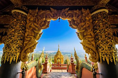 Lampang, Tayland - 19 Aralık 2022: Wat Phra Doi Phra Chan Doi Phra Chan dağ manzaralı Wihan kapısı içerisinden. Bu Budist tapınağı Mae Tha, Lampang, Tayland 'da Lanna tarzı mimaridir..